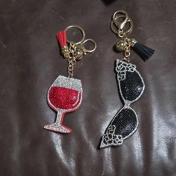 unbranded Accessories - Chic Wine Or Sunglass Keychain